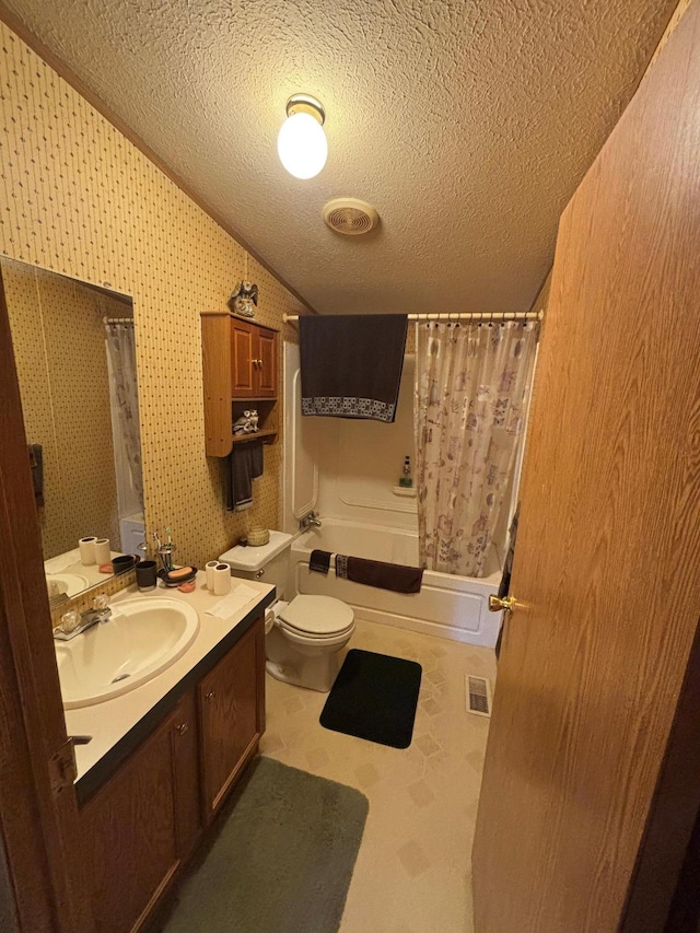 2126 3rd Ave NW Unit 80, Owatonna, MN 55060 - full bathroom featuring a textured ceiling, vanity, lofted ceiling, shower / tub combo with curtain, and wallpapered walls