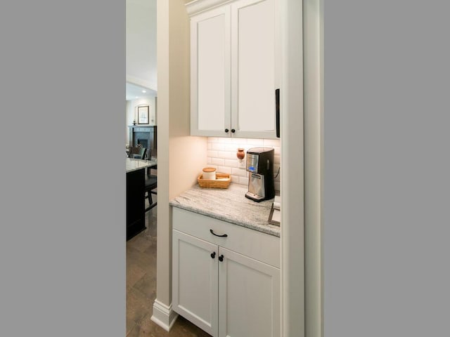 13324 Hillsboro Ave, Savage, MN 55378 - bar area featuring backsplash