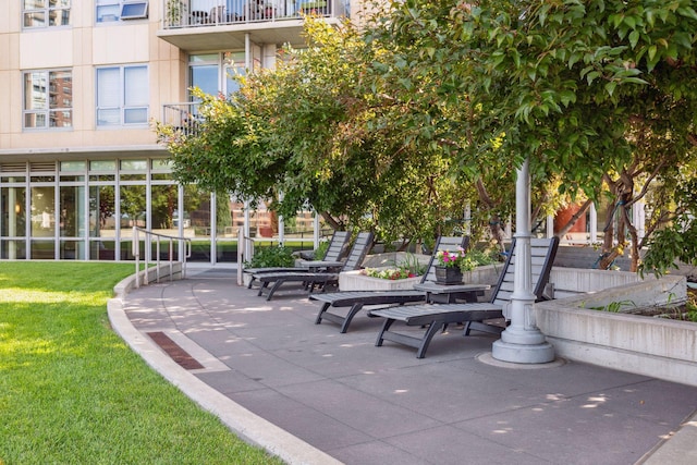 929 Portland Ave Unit 2510, Minneapolis, MN 55404 - view of property's community with a patio area and a yard