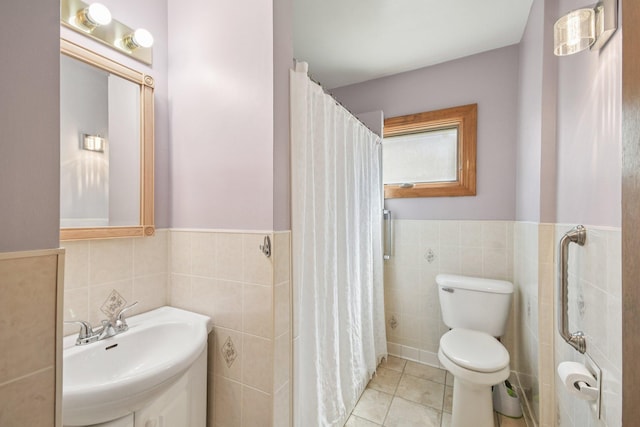 272 Butler Ave E, West Saint Paul, MN 55118 - bathroom with tile walls, wainscoting, tile patterned floors, and a shower with curtain