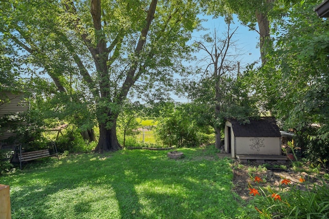 272 Butler Ave E, West Saint Paul, MN 55118 - view of grassy yard with a shed