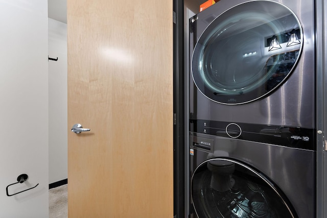 730 4th St Unit 601, Minneapolis, MN 55401 - laundry room featuring stacked washer / drying machine