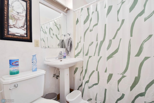 51 6th Ave N, Fargo, ND 58102 - bathroom featuring a shower with curtain