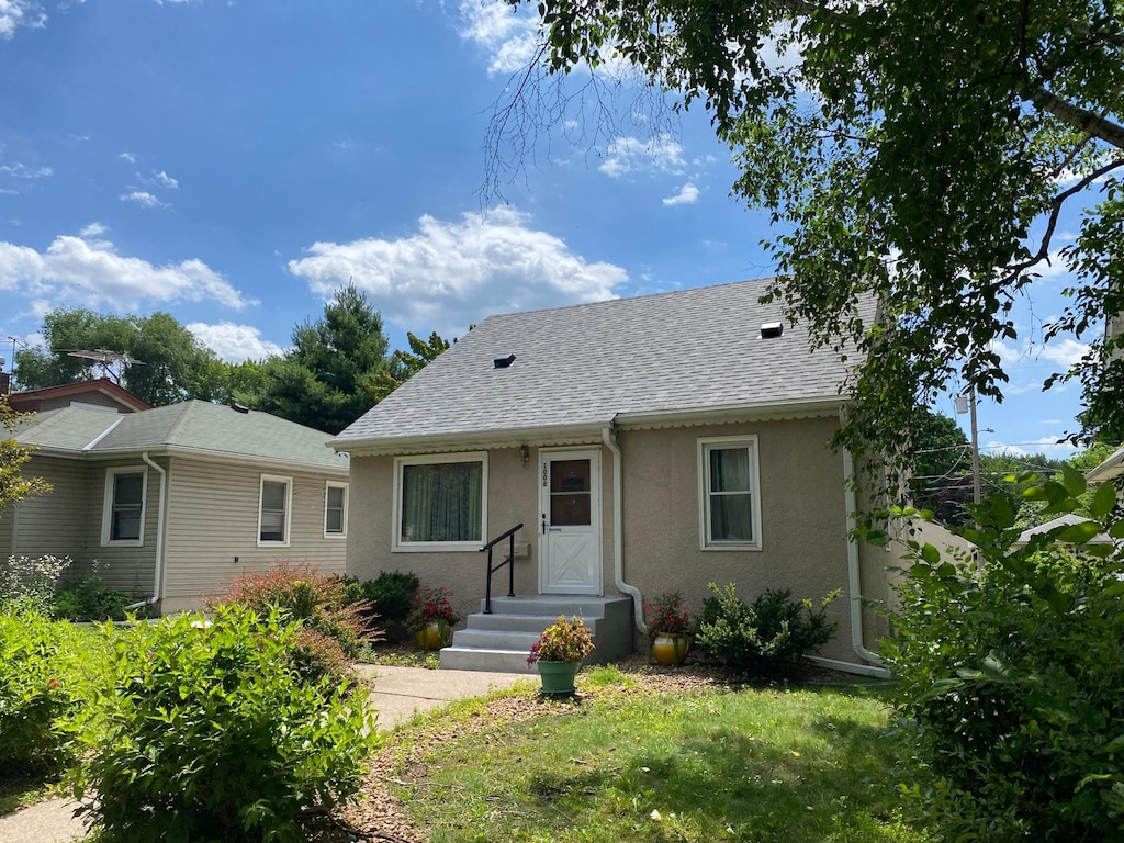 1008 Hawthorne Ave E, Saint Paul, MN 55106 - bungalow featuring stucco siding and roof with shingles