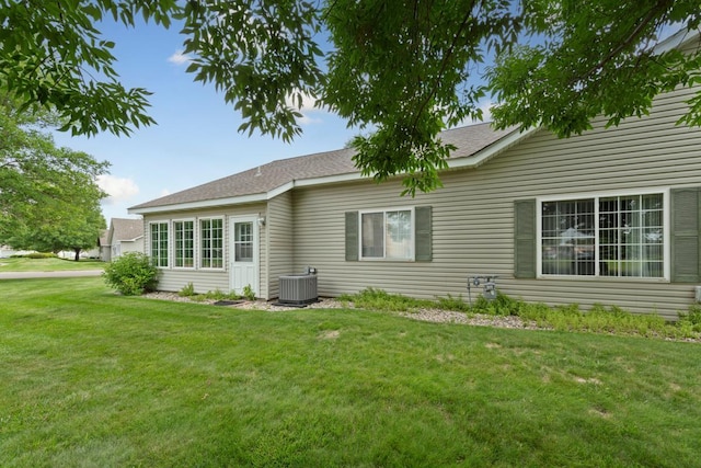 114 Oxford Path, Mankato, MN 56001 - back of house with a lawn and roof with shingles