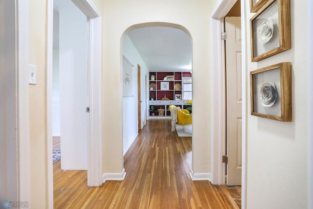 414 21st Ave N, Fargo, ND 58102 - hall featuring arched walkways, light wood finished floors, and built in shelves