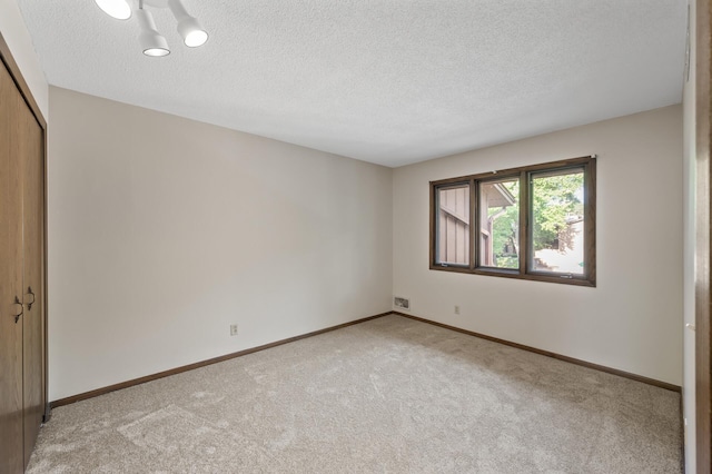 2671 Sumac Rdg, White Bear Lake, MN 55110 - unfurnished room featuring a textured ceiling and light carpet