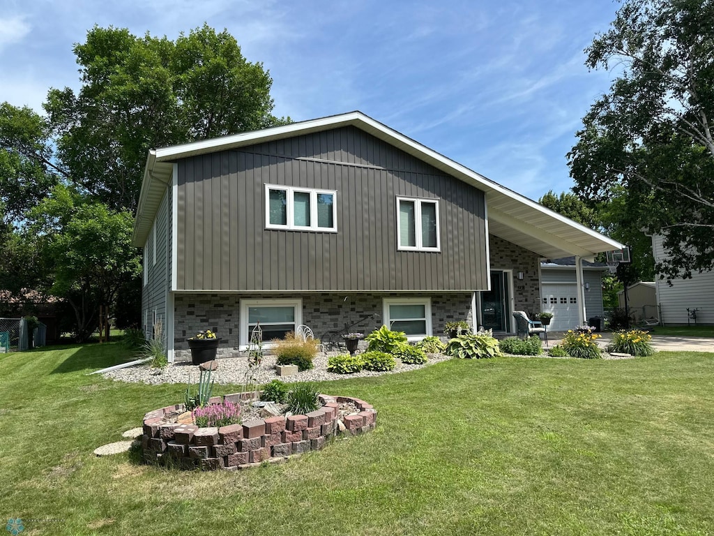 1908 23rd St S, Fargo, ND 58103 - split level home featuring a front yard, a garage, and driveway