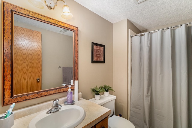 7230 Clear Rdg, Centerville, MN 55038 - full bath with vanity, a textured ceiling, and a shower with shower curtain