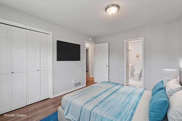 549 Vicki Ln, Shoreview, MN 55126 - bedroom featuring light wood-style floors, a closet, and ensuite bath