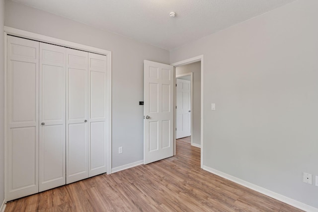 549 Vicki Ln, Shoreview, MN 55126 - unfurnished bedroom featuring light wood-style floors and a closet