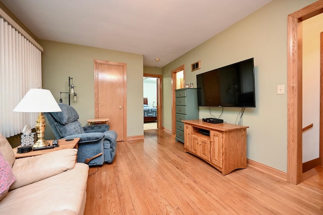 1314 Parkview Ave, Winona, MN 55987 - living area featuring light wood-style flooring and baseboards
