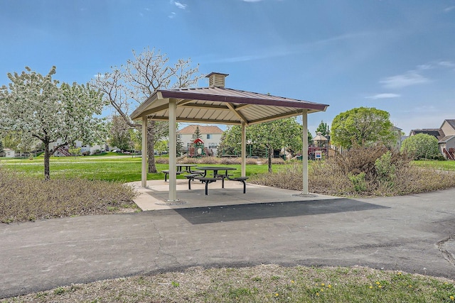 2907 Asarum Ct, Shakopee, MN 55379 - view of home's community with a gazebo and a yard