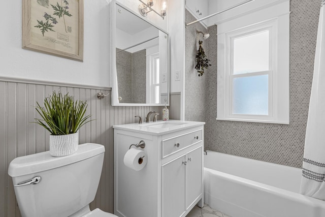 500 Otis Ave, Saint Paul, MN 55104 - full bath with vanity and shower / tub combo with curtain