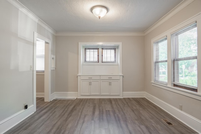 3919 Dupont Ave N, Minneapolis, MN 55412 - unfurnished room featuring dark wood finished floors, crown molding, and a textured ceiling