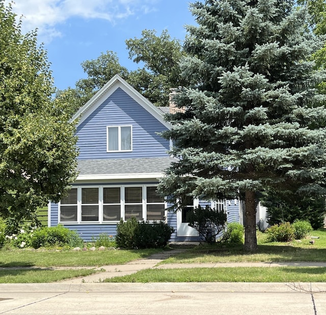 1157 6th Ave S, Windom, MN 56101 - view of front of home featuring roof with shingles