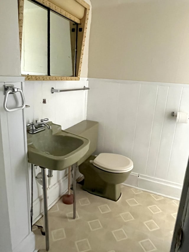 1157 6th Ave S, Windom, MN 56101 - bathroom with wainscoting and a decorative wall
