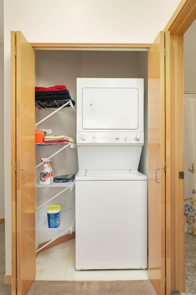 820 Emerald St SE Unit 314, Saint Paul, MN 55114 - laundry area featuring stacked washer / drying machine