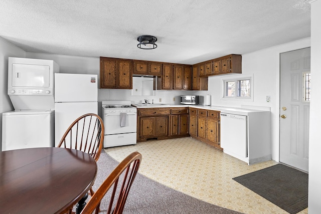 516 Park Island Rd Unit 1, Center City, MN 55012 - kitchen with white appliances, stacked washer and clothes dryer, light countertops, light floors, and a textured ceiling