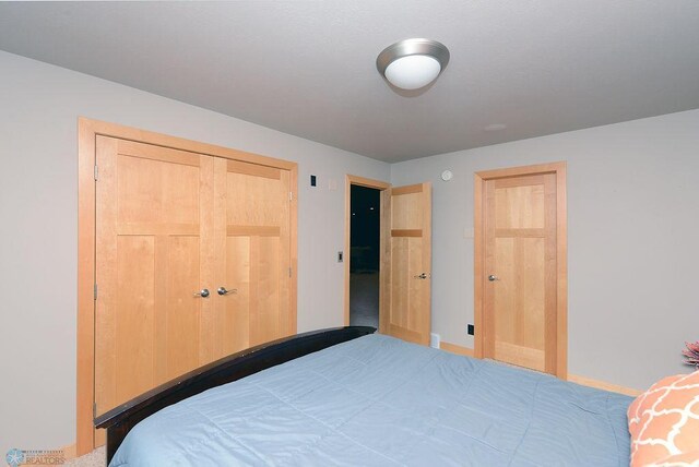 4703 Woodhaven St S, Fargo, ND 58104 - bedroom featuring a closet and baseboards