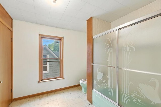 697 Tuscarora Ave, Saint Paul, MN 55102 - full bath with toilet and a shower with shower door