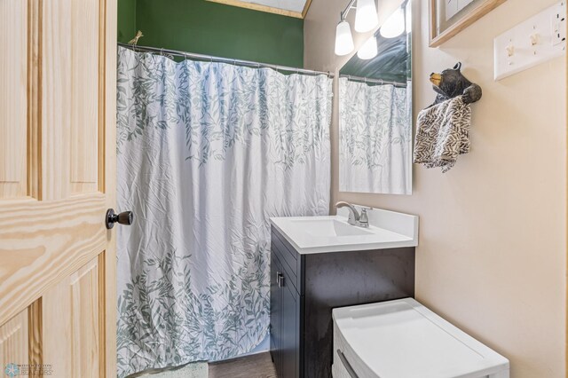 1035 University Dr N, Fargo, ND 58102 - full bath with vanity and curtained shower