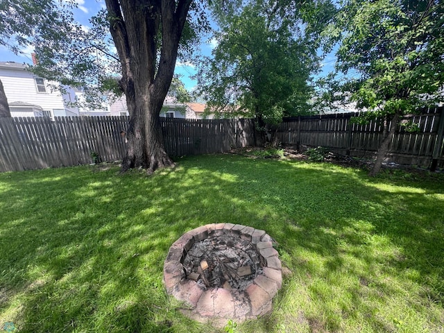 1035 University Dr N, Fargo, ND 58102 - fenced backyard with a fire pit