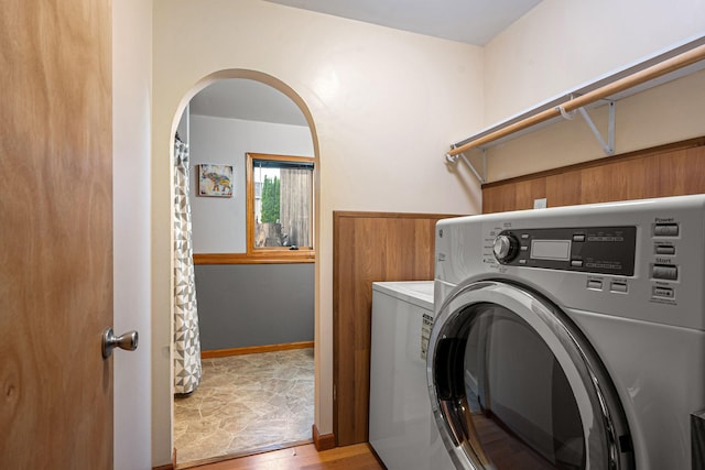 133 Uriah Ct, Mankato, MN 56001 - laundry area with independent washer and dryer and wood finished floors