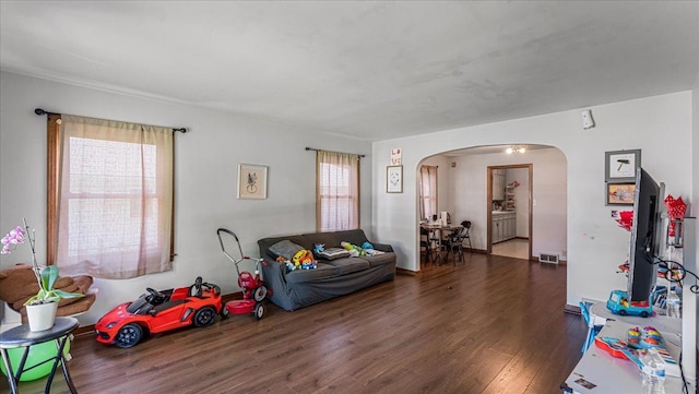 806 8th St SW, Willmar, MN 56201 - living area featuring arched walkways, wood finished floors, and plenty of natural light