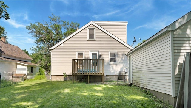 806 8th St SW, Willmar, MN 56201 - back of property with a lawn