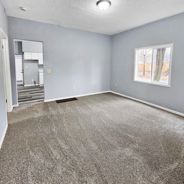 3253 Humboldt Ave N, Minneapolis, MN 55412 - spare room with carpet, a textured ceiling, and a smoke detector