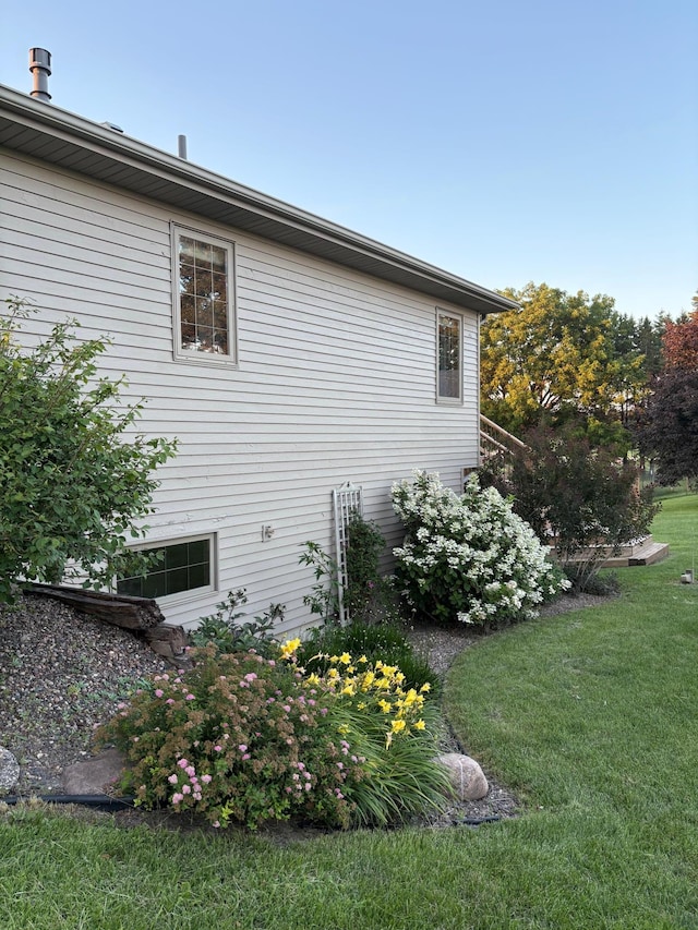 53030 254th Ave, Plainview Twp, MN 55964 - view of side of home with a yard