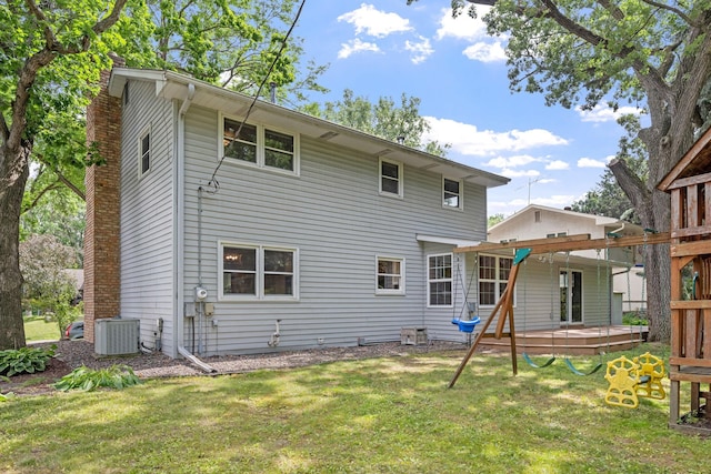 1762 Canyon Ln, New Brighton, MN 55112 - back of house with a lawn