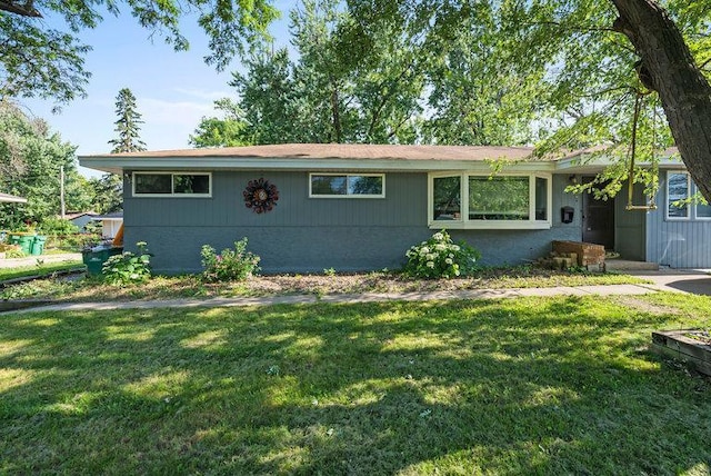 2813 Ohenry Rd, Brooklyn Center, MN 55430 - ranch-style home featuring a front yard