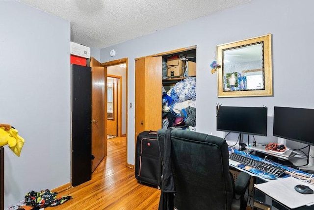 2813 Ohenry Rd, Brooklyn Center, MN 55430 - home office featuring light wood-style floors and a textured ceiling
