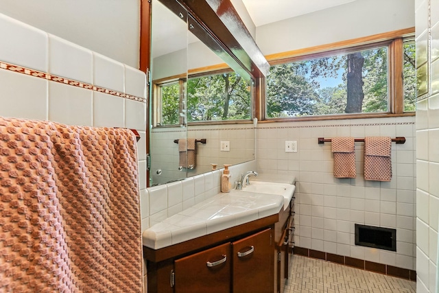 789 Viking Dr E, Little Canada, MN 55117 - full bath featuring tile walls and vanity