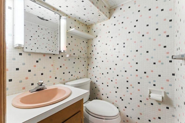7501 Elliot Ave S, Richfield, MN 55423 - bathroom featuring tile walls, vanity, and backsplash