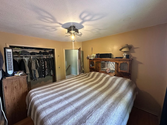 402 Grouse St, Sandstone, MN 55072 - bedroom with a closet, ceiling fan, and a textured ceiling
