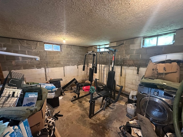 402 Grouse St, Sandstone, MN 55072 - workout room featuring washer / dryer