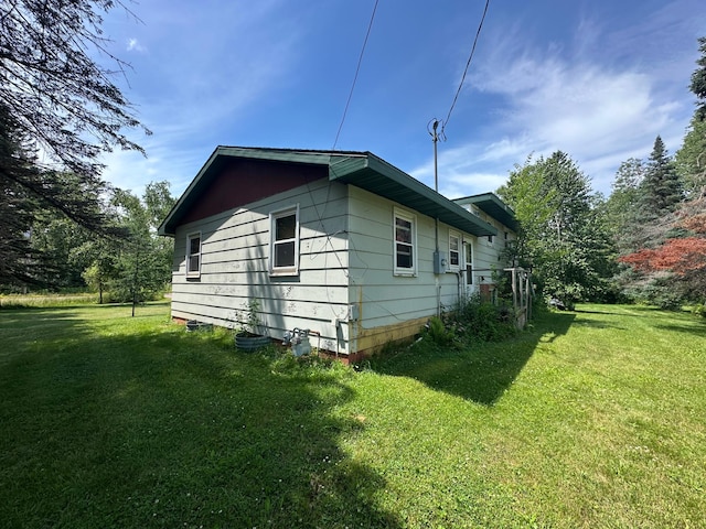 402 Grouse St, Sandstone, MN 55072 - view of side of property with a lawn