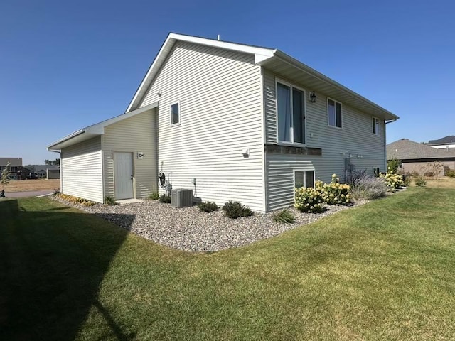 2007 Pratt Cir, Saint Peter, MN 56082 - view of home's exterior featuring a lawn and a cooling unit