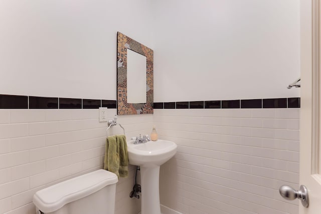 1520 Elliot Ave Unit 4, Minneapolis, MN 55404 - bathroom featuring tile walls and a wainscoted wall