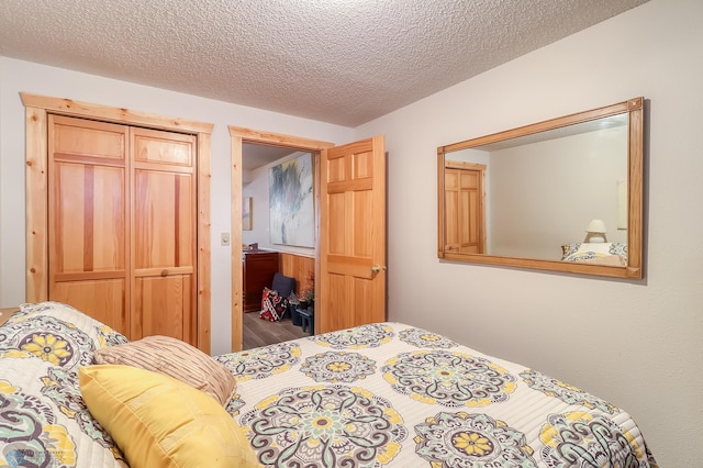 12104 County Highway 17, Lake View Twp, MN 56501 - bedroom featuring a closet and a textured ceiling
