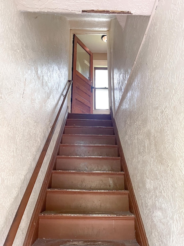 629 Farrington St, Saint Paul, MN 55103 - stairs featuring a textured wall