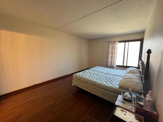 2485 Londin Ln E Unit 418, Maplewood, MN 55119 - bedroom featuring wood finished floors and a textured ceiling
