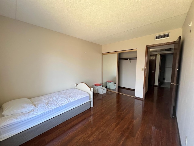 2485 Londin Ln E Unit 418, Maplewood, MN 55119 - bedroom featuring wood finished floors, a closet, and a textured ceiling