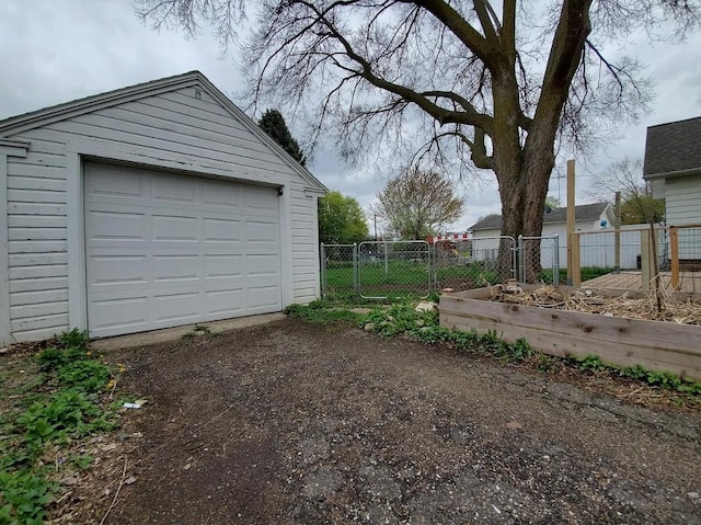 1138 7th Ave SE, Rochester, MN 55904 - detached garage featuring driveway