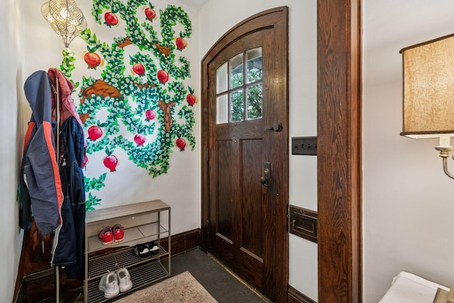 2612 52nd St, Minneapolis, MN 55410 - entrance foyer featuring baseboards