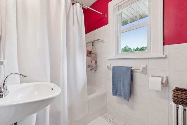 2612 52nd St, Minneapolis, MN 55410 - full bath featuring shower / tub combo with curtain and tile walls