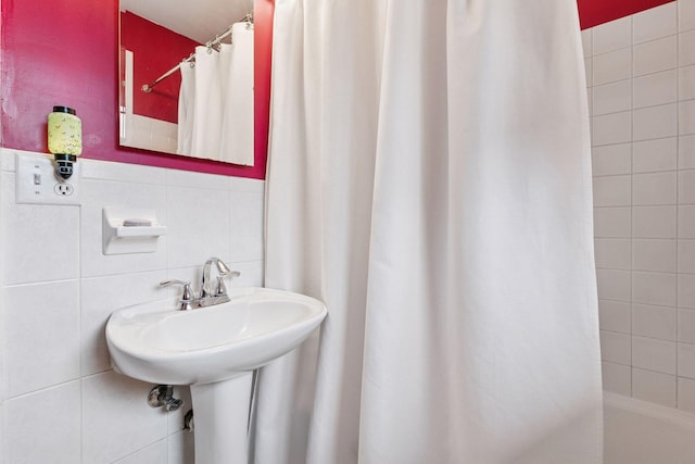 2612 52nd St, Minneapolis, MN 55410 - bathroom with shower / tub combo